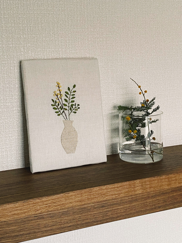 植物刺繍のファブリックパネル 1枚目の画像