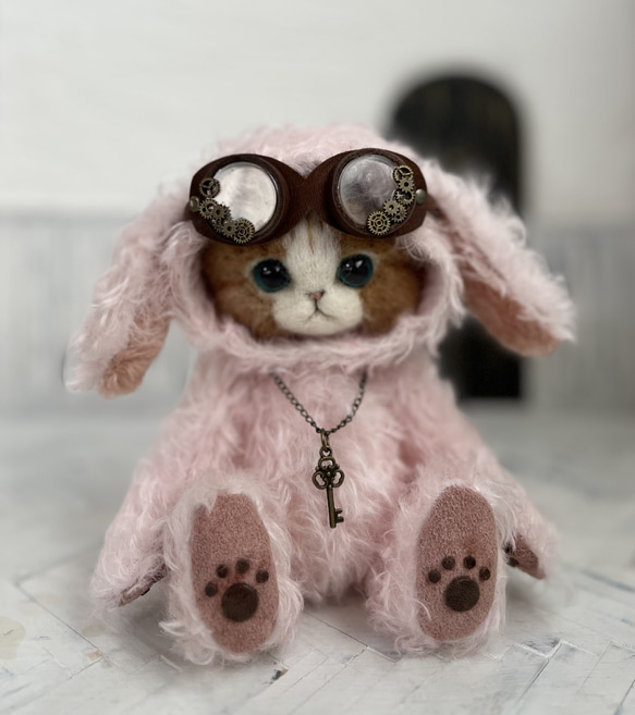 うさぎの着ぐるみを着たごーぐるにゃんこ(桜色) テディベアタイプ　羊毛フェルト ねこ　ぬいぐるみ　 9枚目の画像