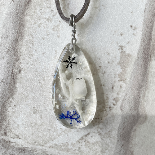 シマエナガと雪の結晶レジンネックレス ☆雪の結晶☆三日月と
