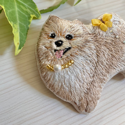 ポメラニアン　犬　ブローチ　ビーズ　ハンドメイド　手刺繍　刺繍　木苺 8枚目の画像