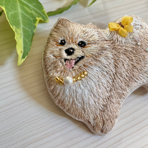 ポメラニアン 犬 ブローチ ビーズ ハンドメイド 手刺繍 刺繍 木苺
