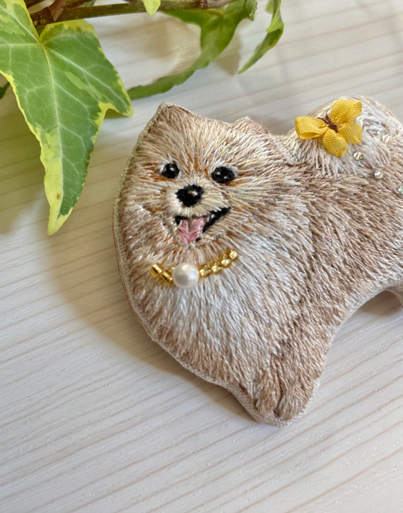 ポメラニアン　犬　ブローチ　ビーズ　ハンドメイド　手刺繍　刺繍　木苺 8枚目の画像