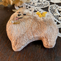 ポメラニアン　犬　ブローチ　ビーズ　ハンドメイド　手刺繍　刺繍　木苺 2枚目の画像