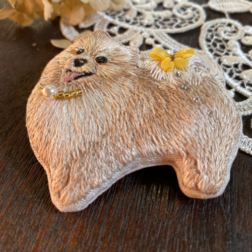 ポメラニアン 犬 ブローチ ビーズ ハンドメイド 手刺繍 刺繍 木苺