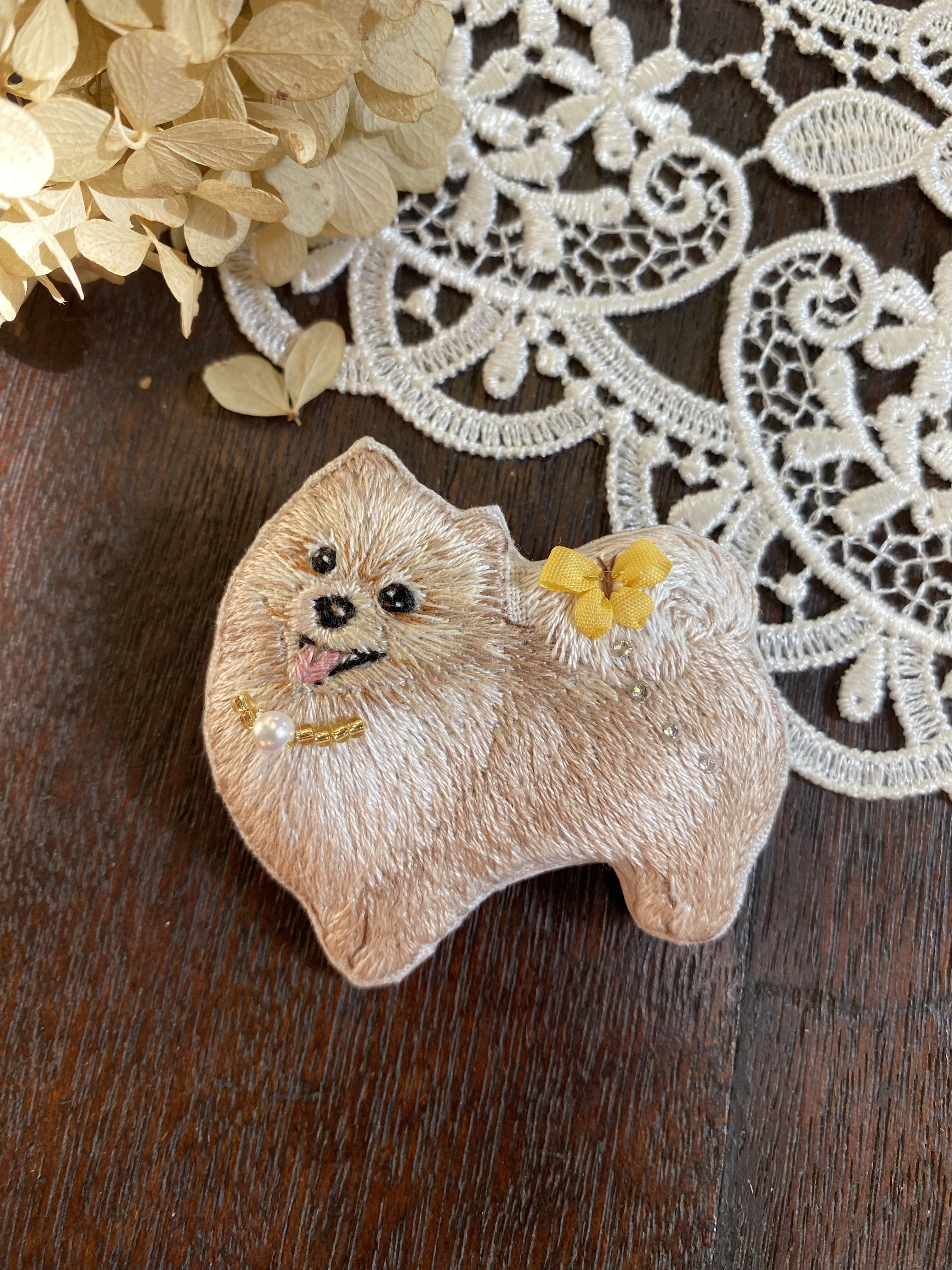 ビーズ刺繍ブローチ レモン たら福福まねき犬 ハンドメイド 枝豆