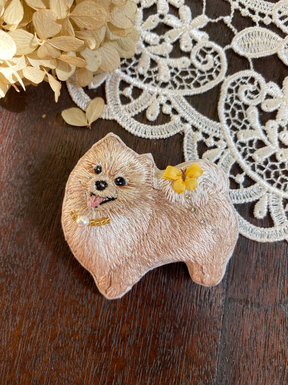 ポメラニアン　犬　ブローチ　ビーズ　ハンドメイド　手刺繍　刺繍　木苺 1枚目の画像