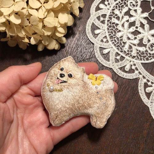 ポメラニアン 犬 ブローチ ビーズ ハンドメイド 手刺繍 刺繍 木苺