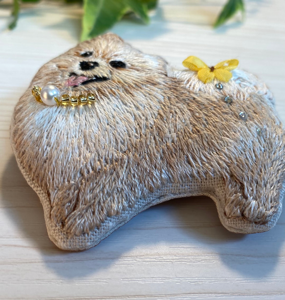 ポメラニアン　犬　ブローチ　ビーズ　ハンドメイド　手刺繍　刺繍　木苺 7枚目の画像