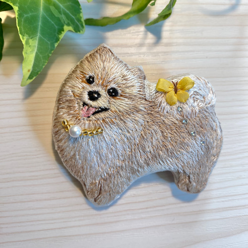 ポメラニアン 犬 ブローチ ビーズ ハンドメイド 手刺繍 刺繍 木苺