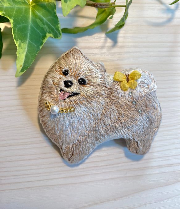 ポメラニアン　犬　ブローチ　ビーズ　ハンドメイド　手刺繍　刺繍　木苺 6枚目の画像