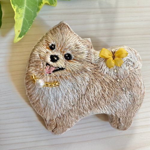 ポメラニアン 犬 ブローチ ビーズ ハンドメイド 手刺繍 刺繍 木苺