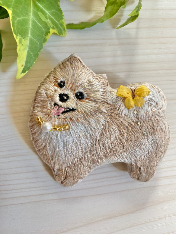 ポメラニアン　犬　ブローチ　ビーズ　ハンドメイド　手刺繍　刺繍　木苺 5枚目の画像