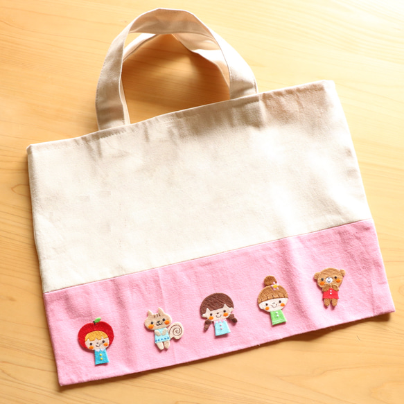 名入れできる くまの女の子の刺繍ワッペン＊おしゃれで可愛い刺繍アップリケ♪アイロンorシール選べる　お名前ワッペン 人気・おすすめ｜使いやすい・旅行におすすめ 品質保証 全国発送 正規品・日本国内発送・安心保証付き