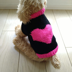 犬服 ハンドメイド セーター 手編み ピンク＆ブラック ネオンカラー ハート OB2 6枚目の画像