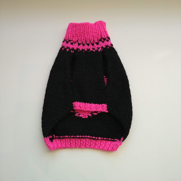犬服 ハンドメイド セーター 手編み ピンク＆ブラック ネオンカラー ハート OB2 2枚目の画像
