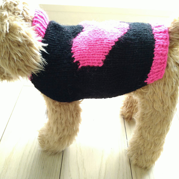 犬服 ハンドメイド セーター 手編み ピンク＆ブラック ネオンカラー ハート OB2 5枚目の画像