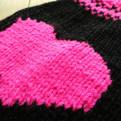 犬服 ハンドメイド セーター 手編み ピンク＆ブラック ネオンカラー ハート OB2 4枚目の画像