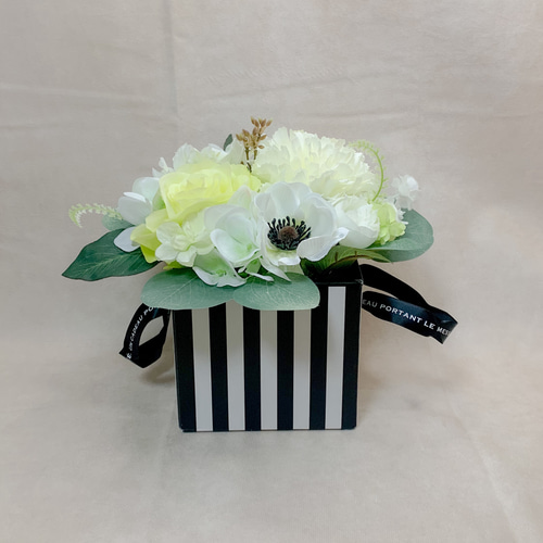 アーティフィシャルフラワーのBOXアレジメント（White/Green）/造花