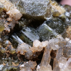 希少【鉱物 標本  灰礬柘榴石 結晶 原石】オーストラリア グロッシュラーガーネット レインボーガーネット 6枚目の画像