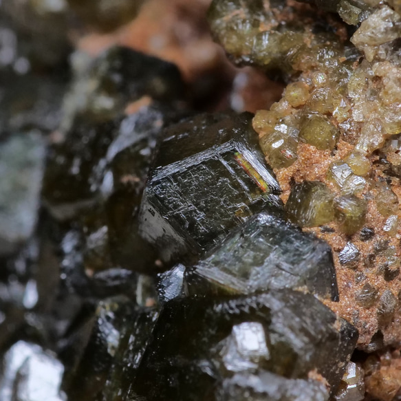 希少【鉱物 標本  灰礬柘榴石 結晶 原石】オーストラリア グロッシュラーガーネット レインボーガーネット 3枚目の画像