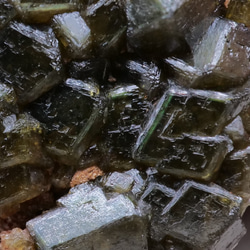 希少【鉱物 標本  灰礬柘榴石 結晶 原石】オーストラリア グロッシュラーガーネット レインボーガーネット 1枚目の画像