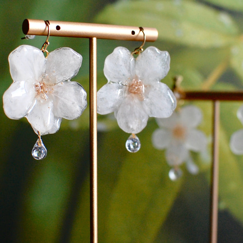 ジルコニアの雫滴るソメイヨシノの朝露桜（本物）〜ピアス・イヤリング 