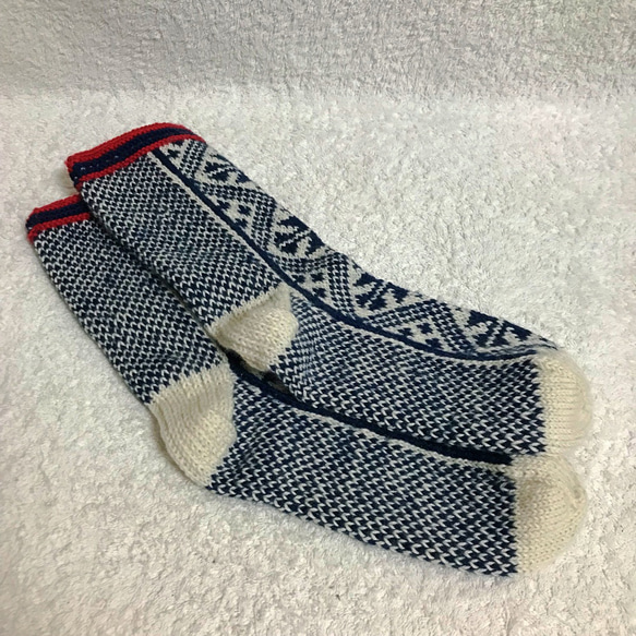 靴下向きの丈夫な毛糸で編んだ北欧風模様のソックス ミッドナイトブルー系 7枚目の画像