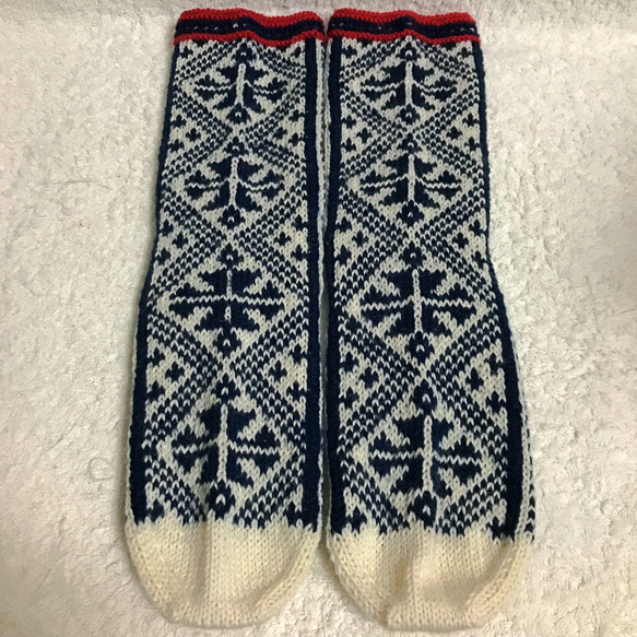 靴下向きの丈夫な毛糸で編んだ北欧風模様のソックス ミッドナイトブルー系 1枚目の画像