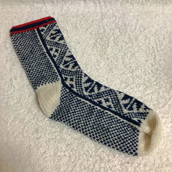 靴下向きの丈夫な毛糸で編んだ北欧風模様のソックス ミッドナイトブルー系 9枚目の画像
