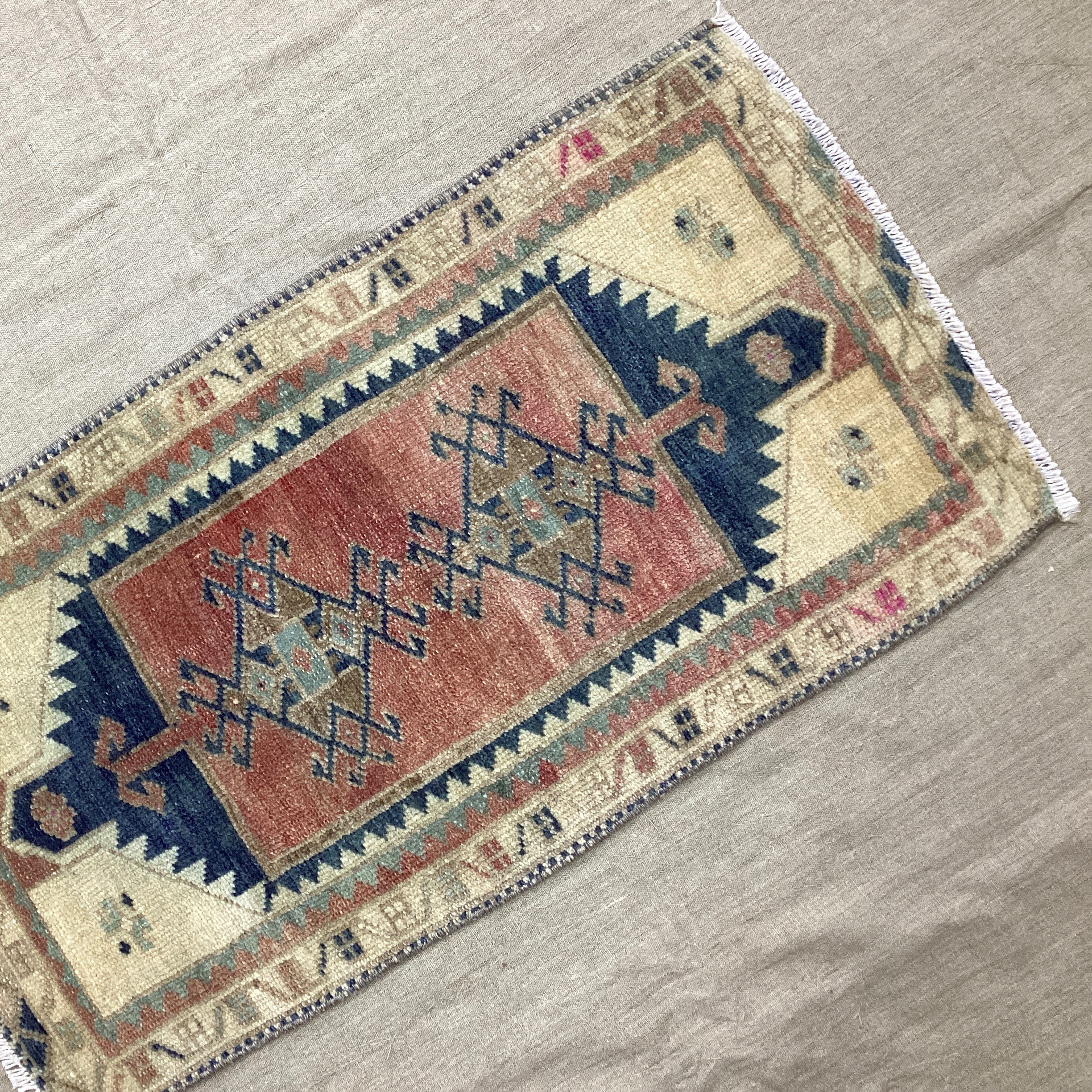 手織りトルコ絨毯 84x46cm ヴィンテージラグ