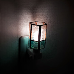 ステンドグラスのランプ・おやすみランプ・フットランプ・ベッドランプ・コンセントライト・やさしい灯り 4枚目の画像