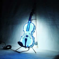 杜若色（カキツバタ）のバイオリンLL2（白混じりの青）　ステンドグラスとＬＥＤの手作り 2枚目の画像