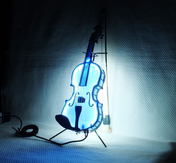 杜若色（カキツバタ）のバイオリンLL2（白混じりの青）　ステンドグラスとＬＥＤの手作り 2枚目の画像