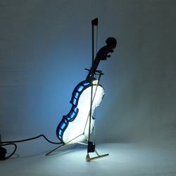 杜若色（カキツバタ）のバイオリンLL2（白混じりの青）　ステンドグラスとＬＥＤの手作り 10枚目の画像