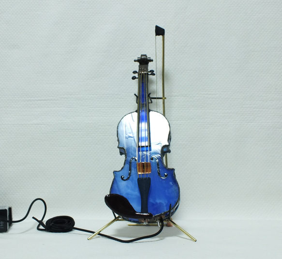杜若色（カキツバタ）のバイオリンLL2（白混じりの青）　ステンドグラスとＬＥＤの手作り 13枚目の画像