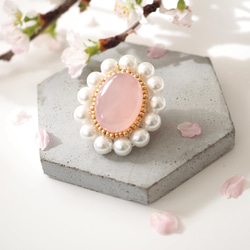 桜ピンク　天然石ローズクォーツのパールビーズ刺繍　ブローチ 3枚目の画像