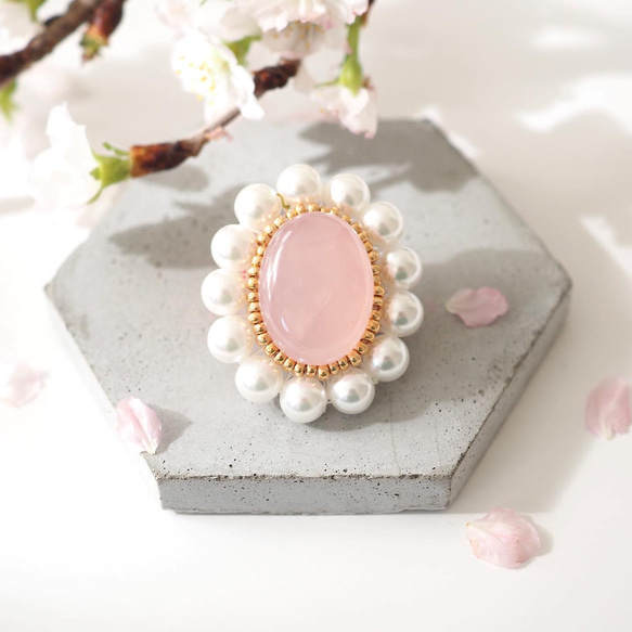 桜ピンク　天然石ローズクォーツのパールビーズ刺繍　ブローチ 1枚目の画像
