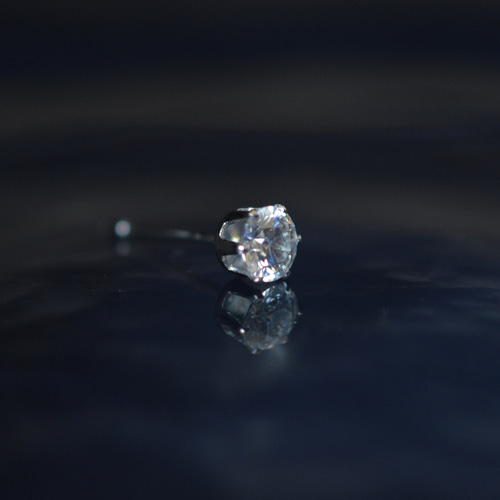 モアサナイトのシンプルな一粒スタッドピアス】クリア / 4mm