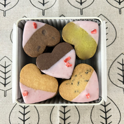 【new内容変更/米粉クッキー/グルテンフリー】女将さんのバレンタイン限定米粉のミニクッキー缶 1枚目の画像