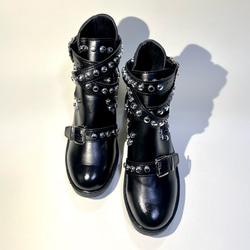 三重腰帶合成皮革鑲釘靴子（W 黑色 x 銀色） 第2張的照片