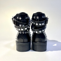 三重腰帶合成皮革鑲釘靴子（W 黑色 x 銀色） 第6張的照片