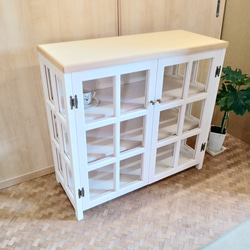 ステンドグラス入り扉のキャビネット ナチュラル色 食器棚 飾り棚 高さ