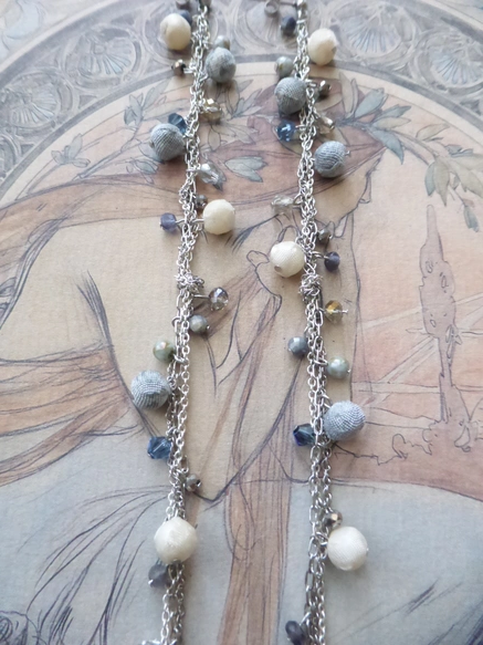 アイスブルーと白のロングピアス 21257