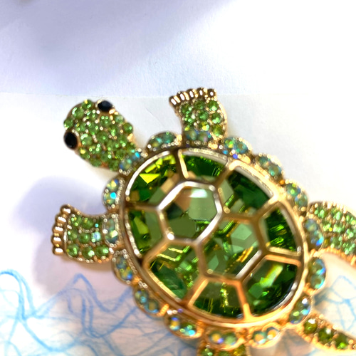 410海からシリーズ‼️エメラルドが綺麗な色の縁起の良い亀さんブローチ