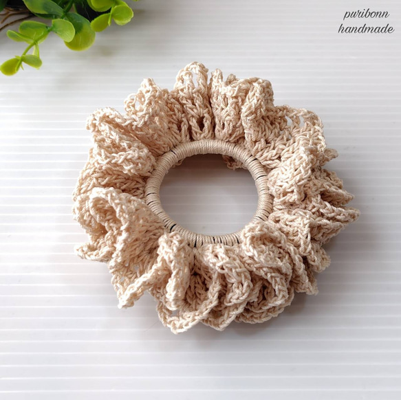 【最後の1つ】クリームベージュ・光沢のあるレース糸で編んだレースのような可憐なフリルが可愛いシュシュ 1枚目の画像