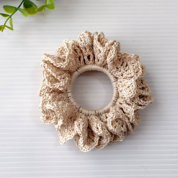 【最後の1つ】クリームベージュ・光沢のあるレース糸で編んだレースのような可憐なフリルが可愛いシュシュ 2枚目の画像