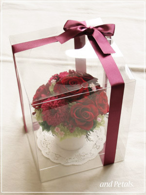 爽やかなミントグリーンのピンポンマムとバラのリングピロー　母の日ギフトにぴったりのアレンジメント　A069