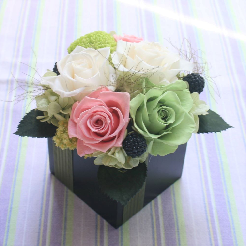爽やかなミントグリーンのピンポンマムとバラのリングピロー　母の日ギフトにぴったりのアレンジメント　A069
