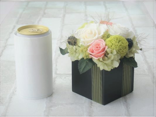 爽やかなミントグリーンのピンポンマムとバラのリングピロー　母の日ギフトにぴったりのアレンジメント　A069