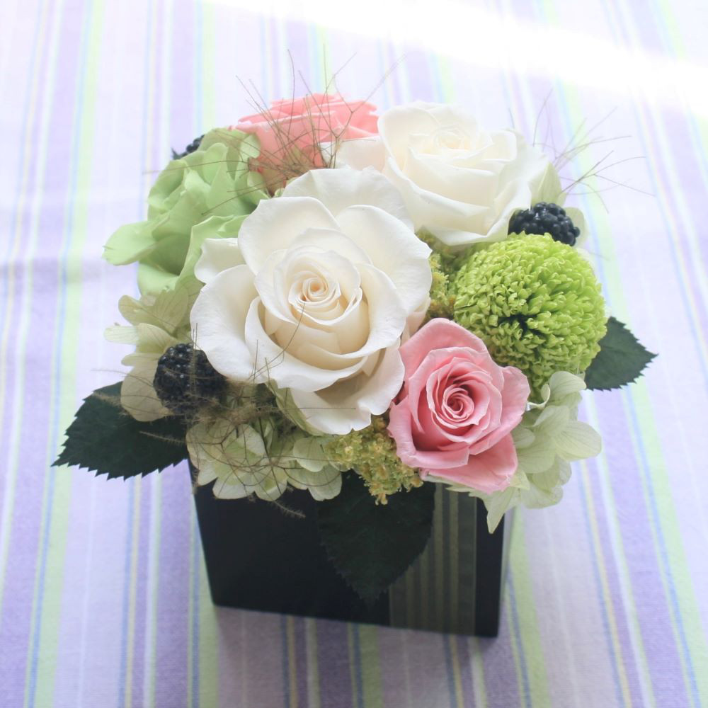 爽やかなミントグリーンのピンポンマムとバラのリングピロー　母の日ギフトにぴったりのアレンジメント　A069